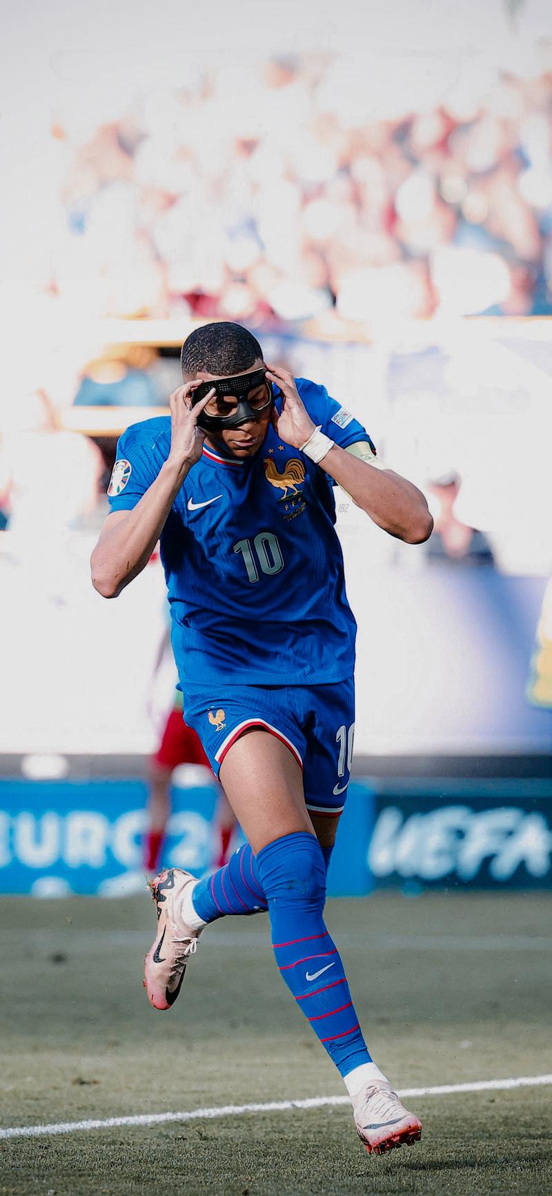 邮报：女足欧冠切尔西vs巴萨因停电被迫中断了五分多钟（邮报：女足欧冠切尔西对阵巴萨因停电暂停超5分钟）