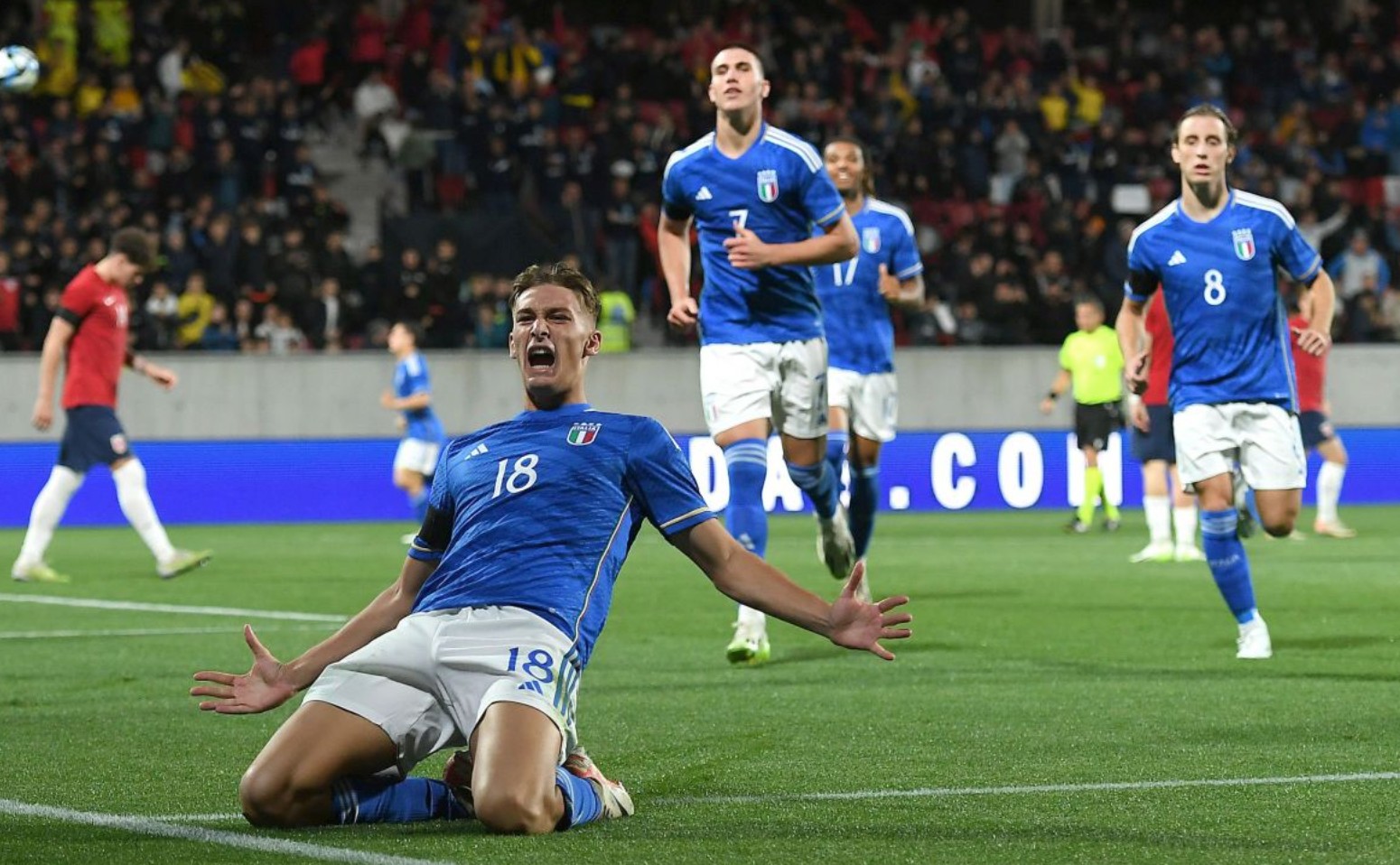 太疯了！费内巴切0-2落后3-2翻盘，瓦尔加斯MVP杀疯了（逆天一战！费内巴切0-2落后连扳三局3-2逆转，瓦尔加斯当选MVP火力全开）