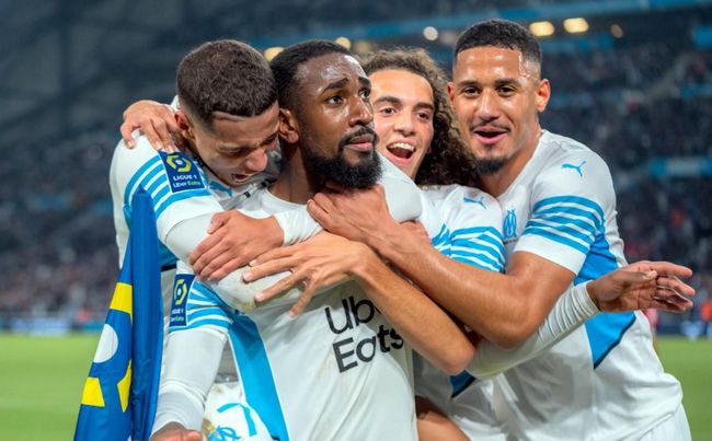 球员摊手表达不满（球员摊手示意不满）