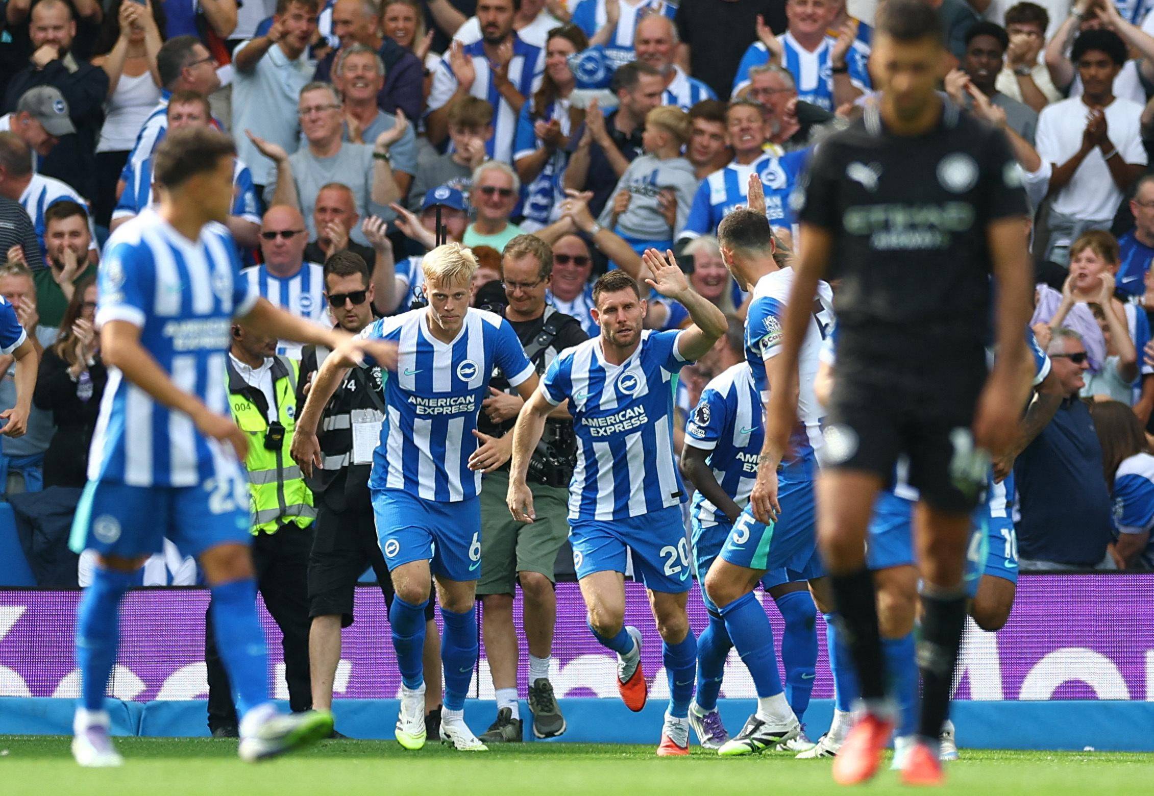 詹姆斯关键助攻锁定胜利（詹姆斯最后时刻妙传奠定胜局）