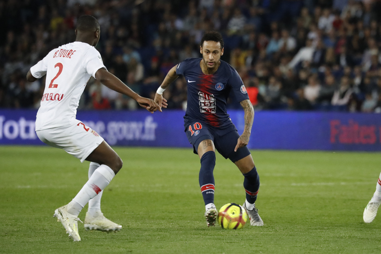 足总杯第三轮抽签：曼联对阵布莱顿，热刺大战维拉（足总杯第三轮抽签出炉：曼联遇布莱顿，热刺迎战维拉）