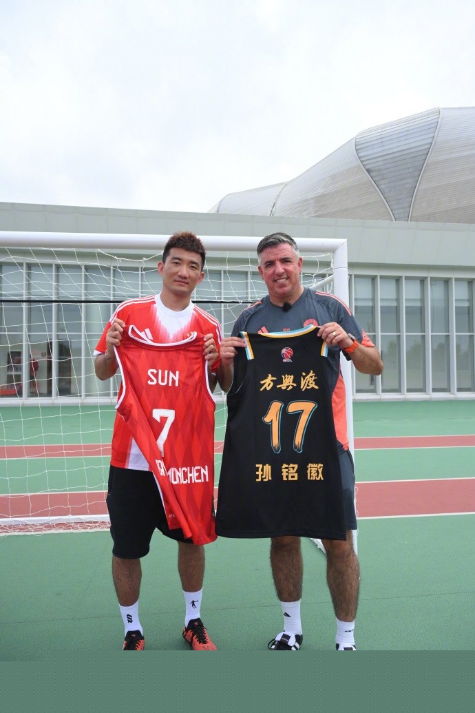 掘金约基奇三双末节爆发（掘金核心约基奇轰三双，末节接管比赛）