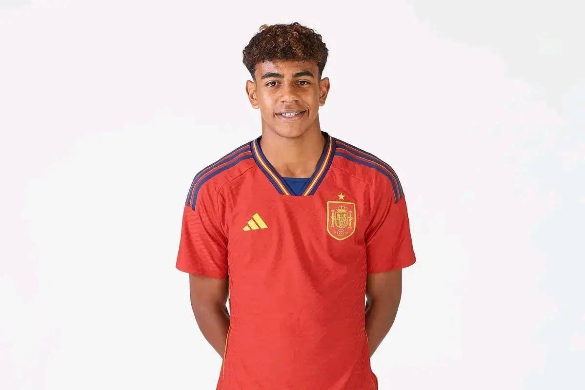 围绕着莱万与凯恩的转会传闻大家觉得拜仁会同意吗？（莱万、凯恩转会风声四起，拜仁会放行吗？）